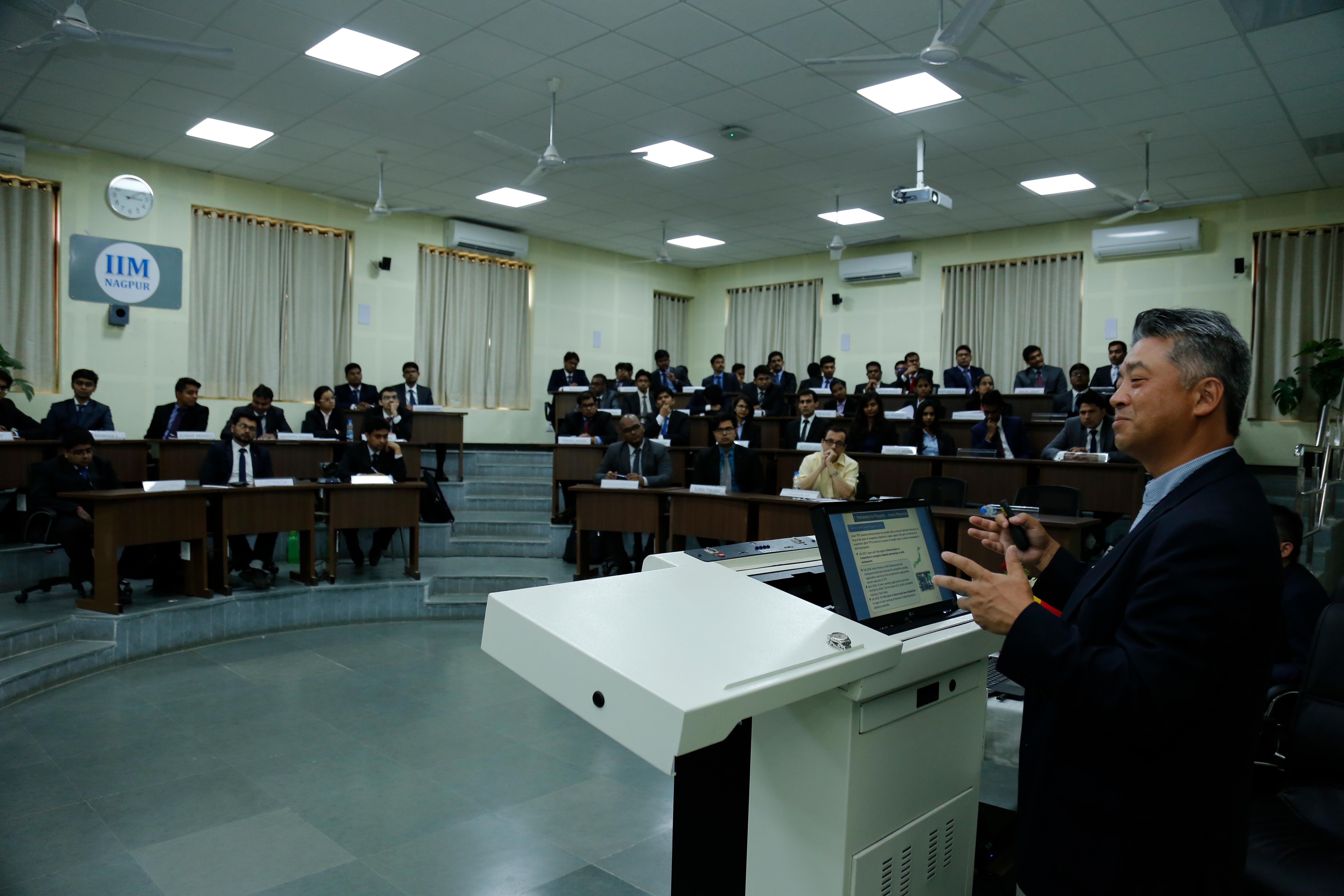 जापानी प्रतिनिधियों की भा.प्र.सं. नागपुर के विद्यार्थियों...